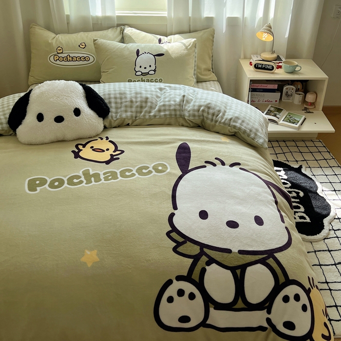 91家纺网 家纺一手货源 找家纺 三朵家纺 2025新款数码大版牛奶绒印花三丽鸥系列四件套 快乐帕恰