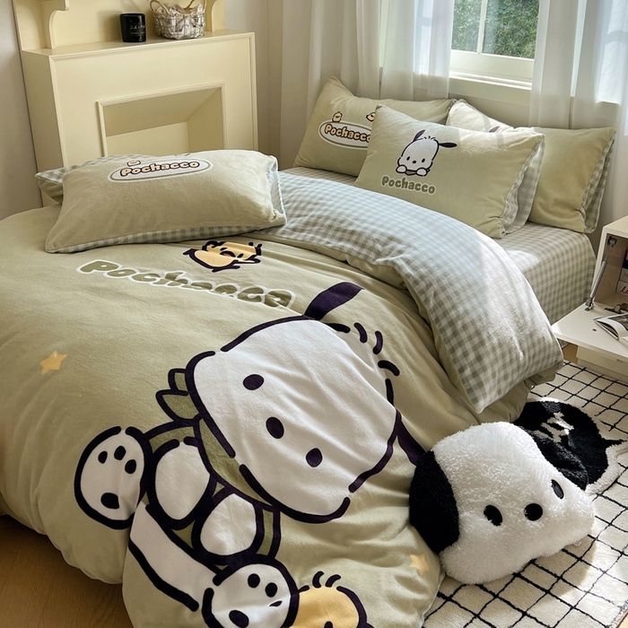 91家纺网 家纺一手货源 找家纺 三朵家纺 2025新款数码大版牛奶绒印花三丽鸥系列四件套 快乐帕恰