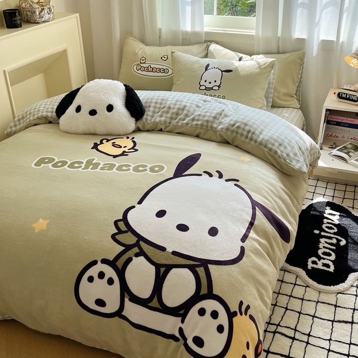 91家纺网 家纺一手货源 找家纺 三朵家纺 2025新款数码大版牛奶绒印花三丽鸥系列四件套 快乐帕恰