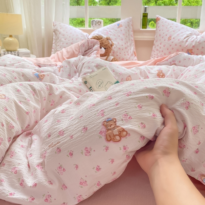 91家纺网 家纺一手货源 找家纺 朵朵家纺 2025新款云感提花双层纱印花四件套 花町小能粉