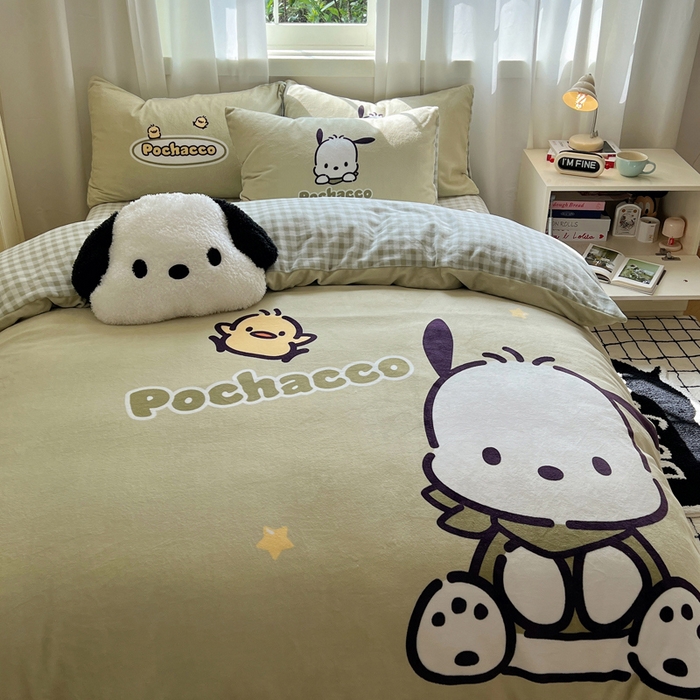 91家纺网 家纺一手货源 找家纺 三朵家纺 2025新款数码大版牛奶绒印花三丽鸥系列四件套 快乐帕恰