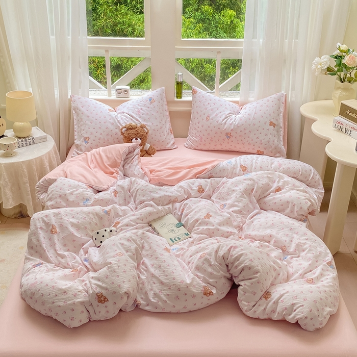 91家纺网 家纺一手货源 找家纺 朵朵家纺 2025新款云感提花双层纱印花四件套 花町小能粉