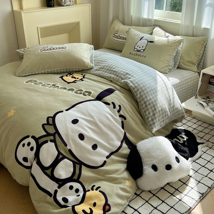 91家纺网 家纺一手货源 找家纺 三朵家纺 2025新款数码大版牛奶绒印花三丽鸥系列四件套 快乐帕恰