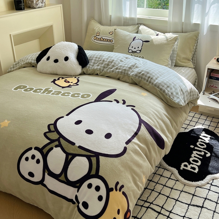 91家纺网 家纺一手货源 找家纺 三朵家纺 2025新款数码大版牛奶绒印花三丽鸥系列四件套 快乐帕恰