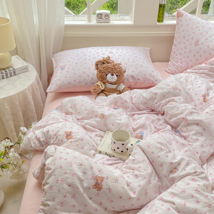 91家纺网 家纺一手货源 找家纺 朵朵家纺 2025新款云感提花双层纱印花四件套 花町小能粉