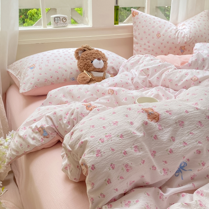 91家纺网 家纺一手货源 找家纺 朵朵家纺 2025新款云感提花双层纱印花四件套 花町小能粉