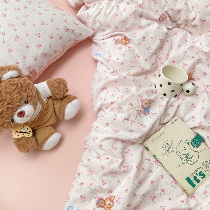 91家纺网 家纺一手货源 找家纺 朵朵家纺 2025新款云感提花双层纱印花四件套 花町小能粉