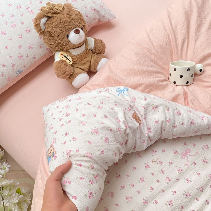 91家纺网 家纺一手货源 找家纺 朵朵家纺 2025新款云感提花双层纱印花四件套 花町小能粉