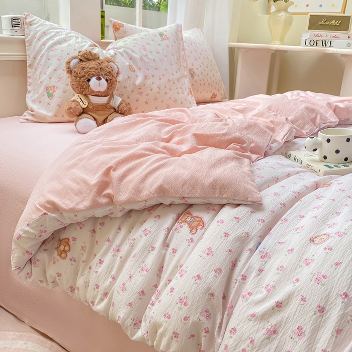 91家纺网 家纺一手货源 找家纺 朵朵家纺 2025新款云感提花双层纱印花四件套 花町小能粉