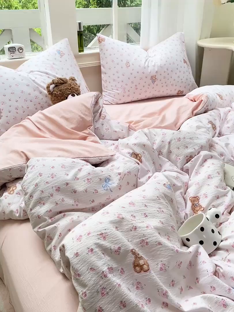 91家纺网 家纺一手货源 找家纺 朵朵家纺 2025新款云感提花双层纱印花四件套 花町小能粉