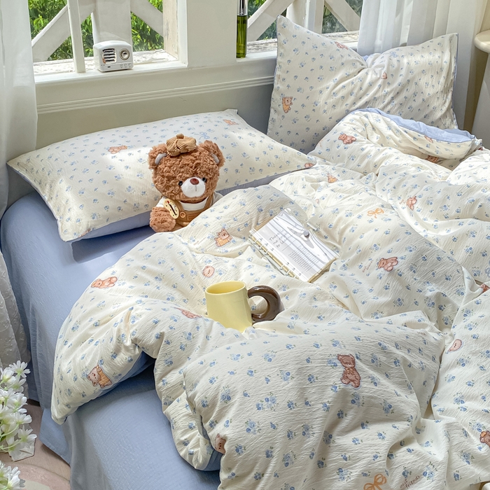 91家纺网 家纺一手货源 找家纺 朵朵家纺 2025新款云感提花双层纱印花四件套 花町小能蓝