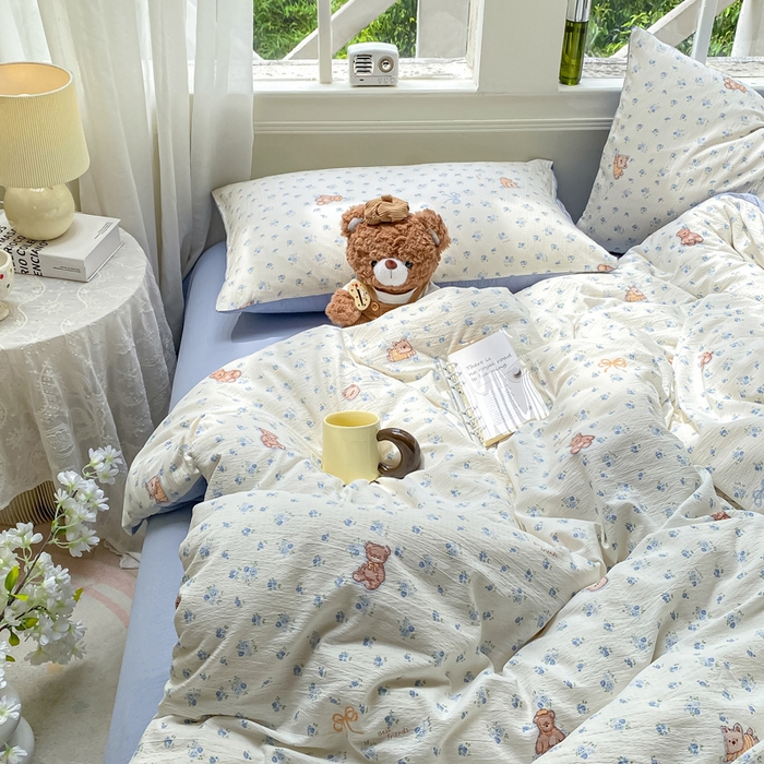 91家纺网 家纺一手货源 找家纺 朵朵家纺 2025新款云感提花双层纱印花四件套 花町小能蓝