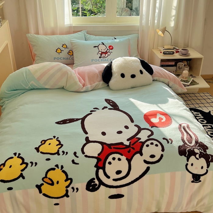 91家纺网 家纺一手货源 找家纺 三朵家纺 2025新款数码大版牛奶绒印花三丽鸥系列四件套 蓝色帕恰