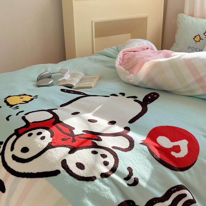 91家纺网 家纺一手货源 找家纺 三朵家纺 2025新款数码大版牛奶绒印花三丽鸥系列四件套 蓝色帕恰