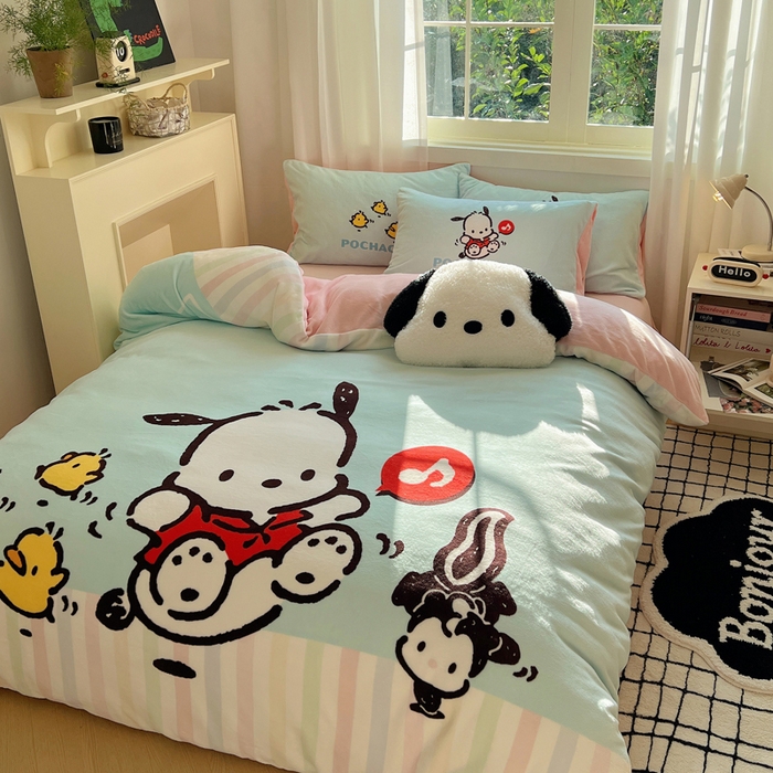 91家纺网 家纺一手货源 找家纺 三朵家纺 2025新款数码大版牛奶绒印花三丽鸥系列四件套 蓝色帕恰