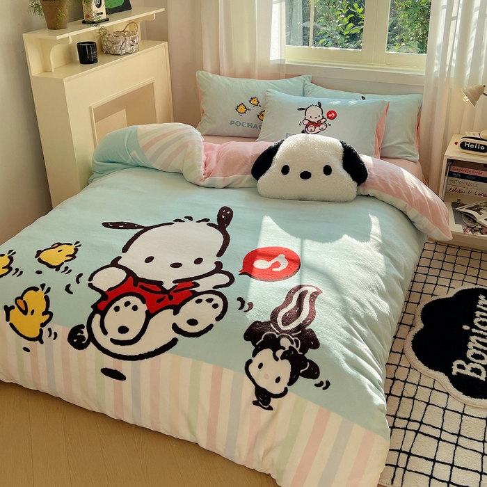 91家纺网 家纺一手货源 找家纺 三朵家纺 2025新款数码大版牛奶绒印花三丽鸥系列四件套 蓝色帕恰