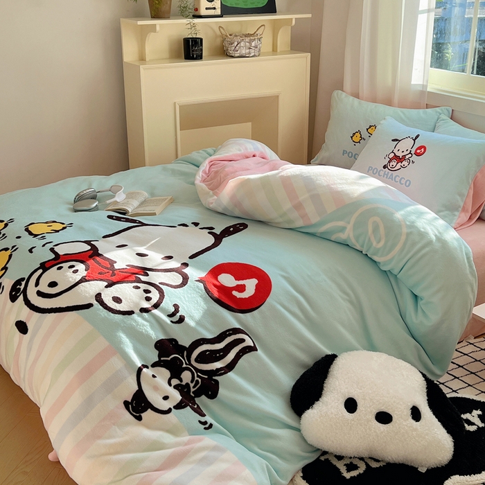 91家纺网 家纺一手货源 找家纺 三朵家纺 2025新款数码大版牛奶绒印花三丽鸥系列四件套 蓝色帕恰