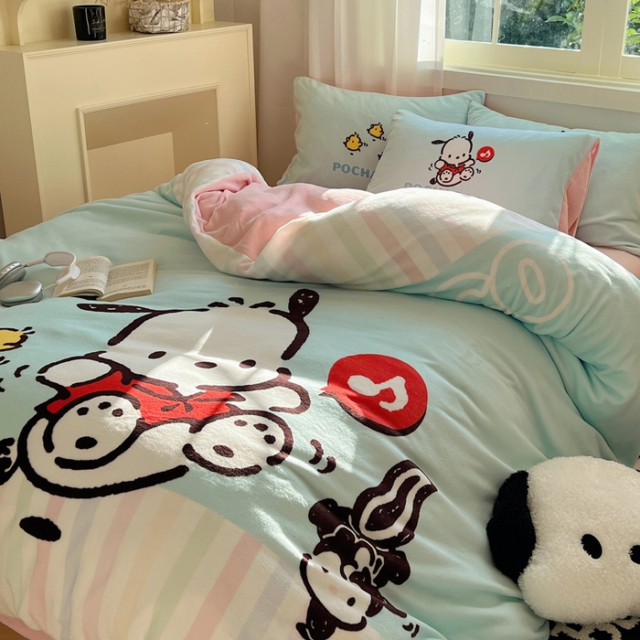 91家纺网 家纺一手货源 找家纺 三朵家纺 2025新款数码大版牛奶绒印花三丽鸥系列四件套 蓝色帕恰