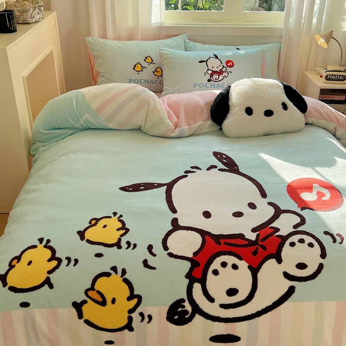 91家纺网 家纺一手货源 找家纺 三朵家纺 2025新款数码大版牛奶绒印花三丽鸥系列四件套 蓝色帕恰