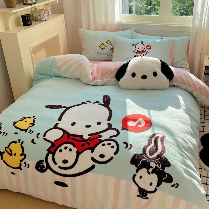 91家纺网 家纺一手货源 找家纺 三朵家纺 2025新款数码大版牛奶绒印花三丽鸥系列四件套 蓝色帕恰