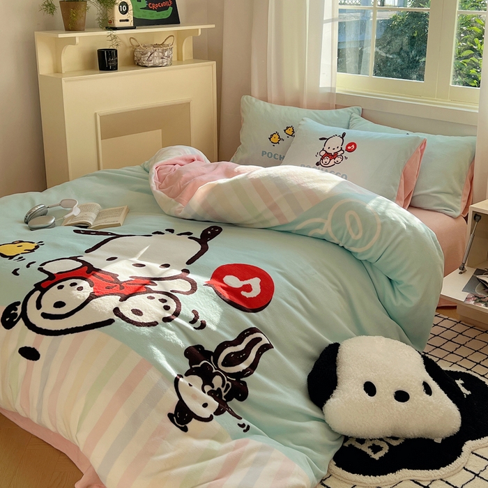 91家纺网 家纺一手货源 找家纺 三朵家纺 2025新款数码大版牛奶绒印花三丽鸥系列四件套 蓝色帕恰