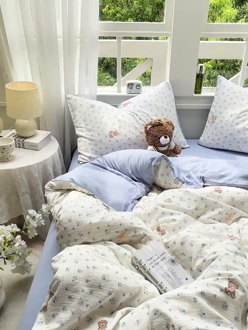 91家纺网 家纺一手货源 找家纺 朵朵家纺 2025新款云感提花双层纱印花四件套 花町小能蓝