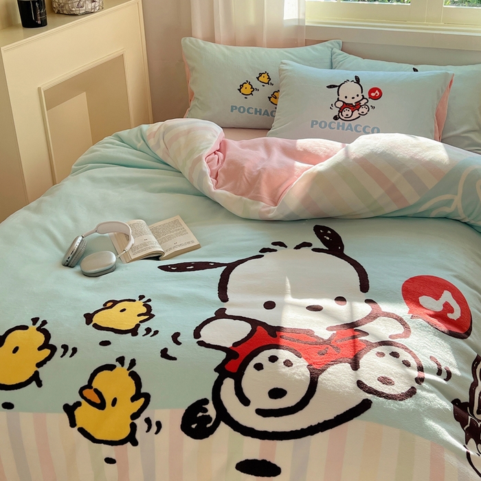 91家纺网 家纺一手货源 找家纺 三朵家纺 2025新款数码大版牛奶绒印花三丽鸥系列四件套 蓝色帕恰