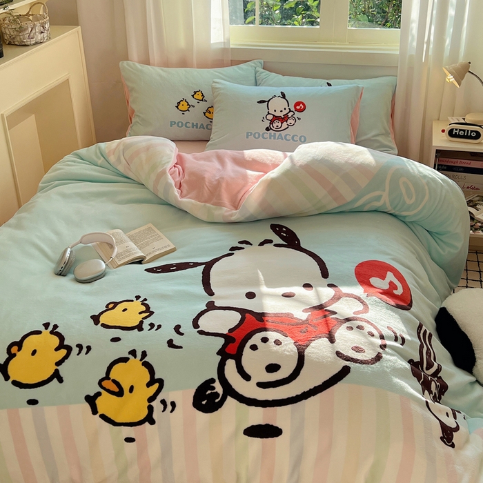 91家纺网 家纺一手货源 找家纺 三朵家纺 2025新款数码大版牛奶绒印花三丽鸥系列四件套 蓝色帕恰