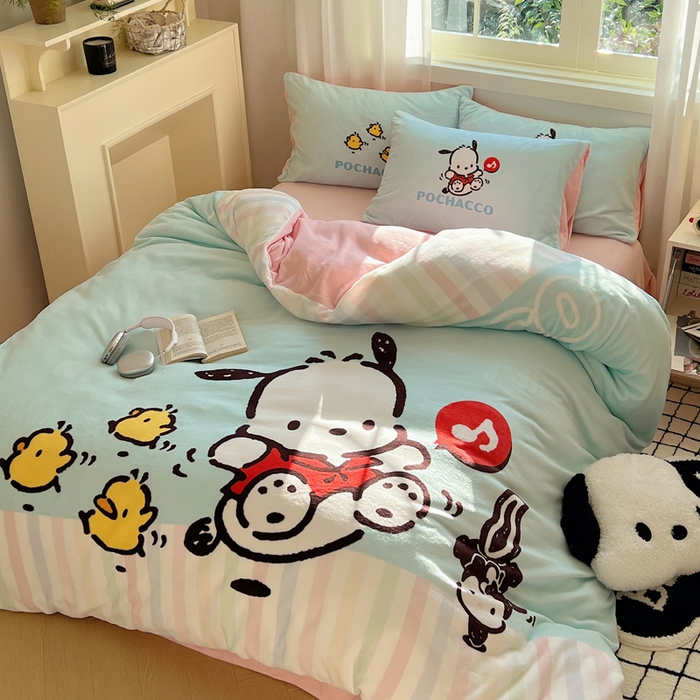 91家纺网 家纺一手货源 找家纺 三朵家纺 2025新款数码大版牛奶绒印花三丽鸥系列四件套 蓝色帕恰