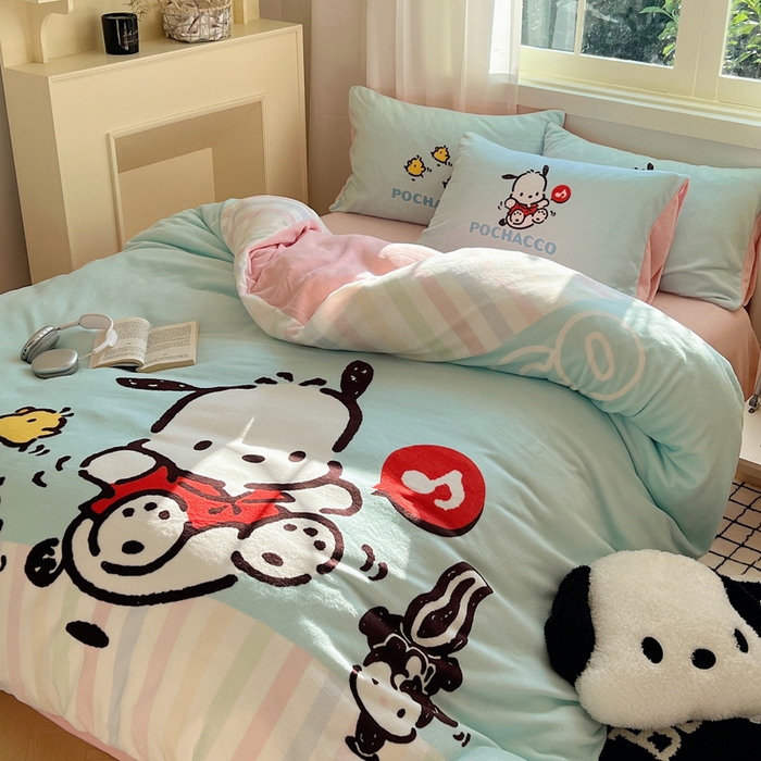 91家纺网 家纺一手货源 找家纺 三朵家纺 2025新款数码大版牛奶绒印花三丽鸥系列四件套 蓝色帕恰