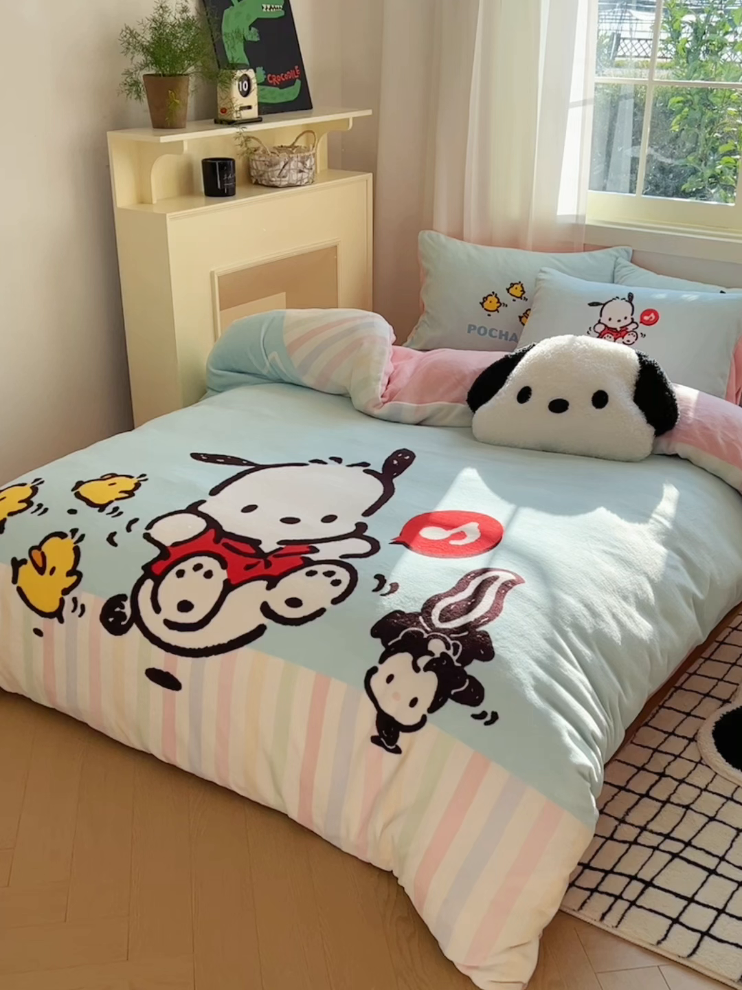 91家纺网 家纺一手货源 找家纺 三朵家纺 2025新款数码大版牛奶绒印花三丽鸥系列四件套 蓝色帕恰