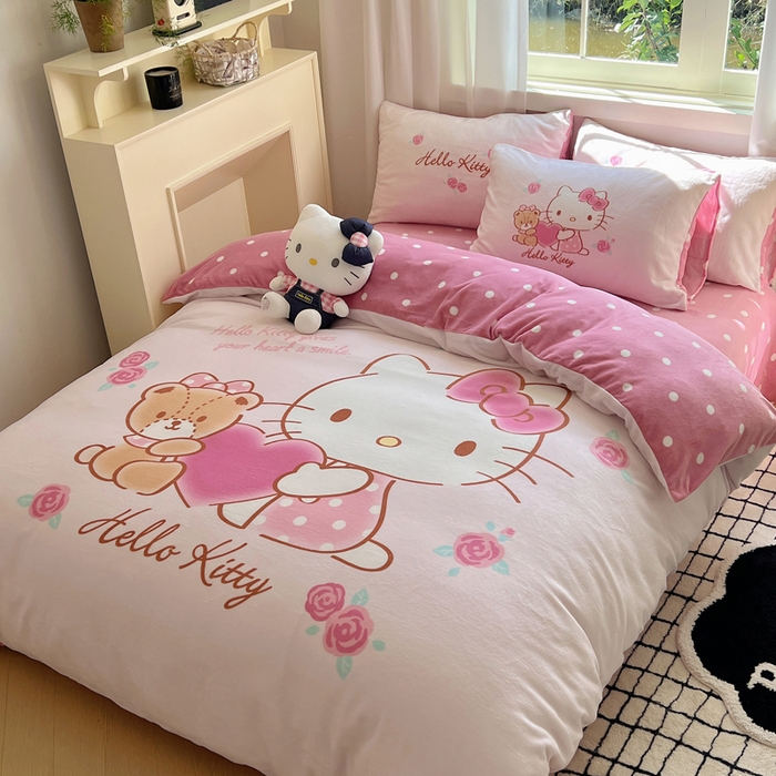 91家纺网 家纺一手货源 找家纺 三朵家纺 2025新款数码大版牛奶绒印花三丽鸥系列四件套 美好KT