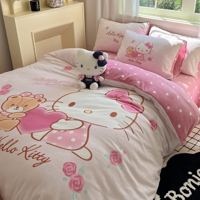 91家纺网 家纺一手货源 找家纺 三朵家纺 2025新款数码大版牛奶绒印花三丽鸥系列四件套 美好KT