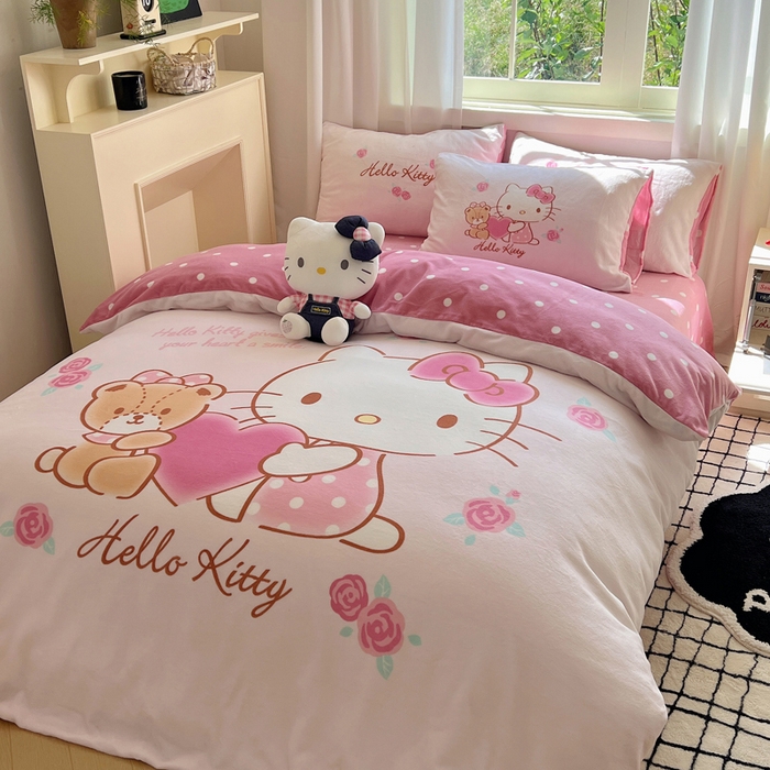 91家纺网 家纺一手货源 找家纺 三朵家纺 2025新款数码大版牛奶绒印花三丽鸥系列四件套 美好KT