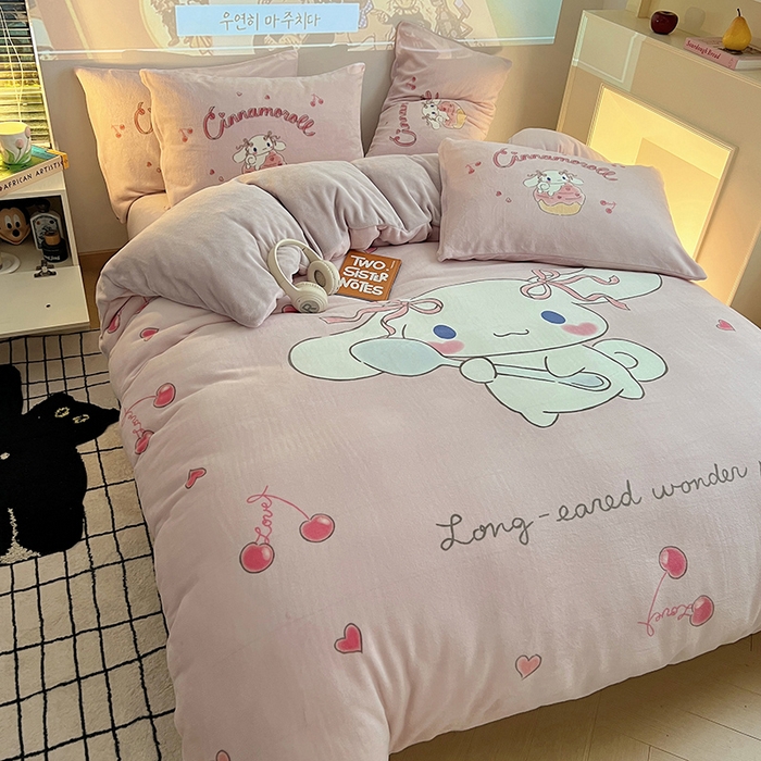 三朵家纺 2025新款数码大版牛奶绒印花三丽鸥系列四件套 萌萌玉桂狗