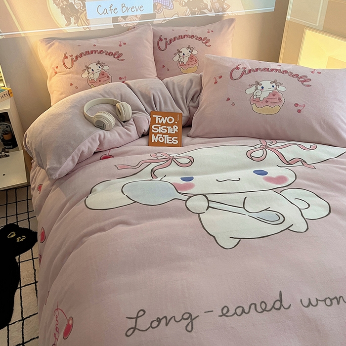 91家纺网 家纺一手货源 找家纺 三朵家纺 2025新款数码大版牛奶绒印花三丽鸥系列四件套 萌萌玉桂狗