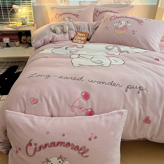 91家纺网 家纺一手货源 找家纺 三朵家纺 2025新款数码大版牛奶绒印花三丽鸥系列四件套 萌萌玉桂狗