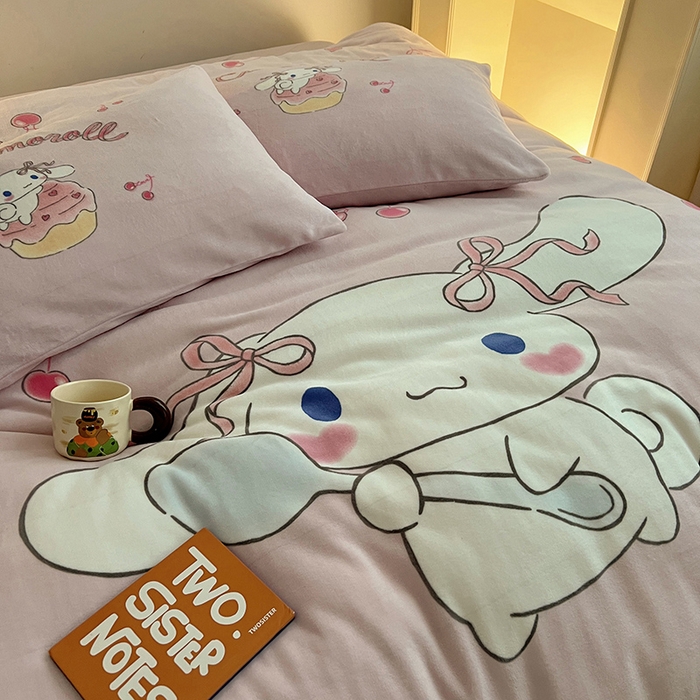 91家纺网 家纺一手货源 找家纺 三朵家纺 2025新款数码大版牛奶绒印花三丽鸥系列四件套 萌萌玉桂狗