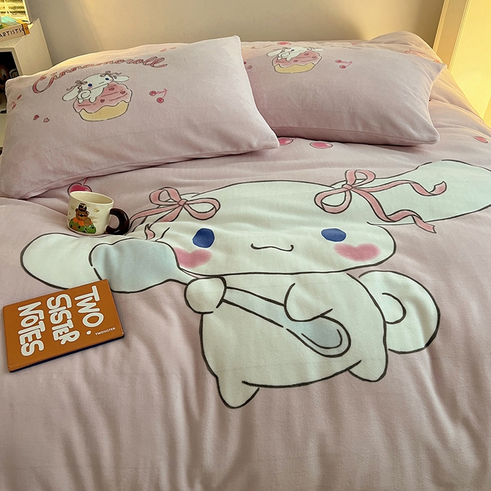 91家纺网 家纺一手货源 找家纺 三朵家纺 2025新款数码大版牛奶绒印花三丽鸥系列四件套 萌萌玉桂狗