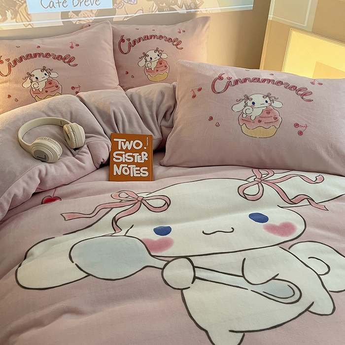 91家纺网 家纺一手货源 找家纺 三朵家纺 2025新款数码大版牛奶绒印花三丽鸥系列四件套 萌萌玉桂狗