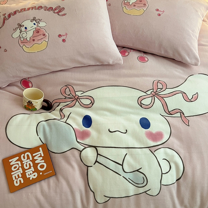 91家纺网 家纺一手货源 找家纺 三朵家纺 2025新款数码大版牛奶绒印花三丽鸥系列四件套 萌萌玉桂狗