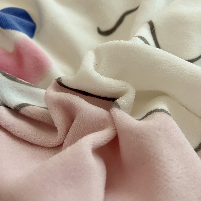 91家纺网 家纺一手货源 找家纺 三朵家纺 2025新款数码大版牛奶绒印花三丽鸥系列四件套 萌萌玉桂狗