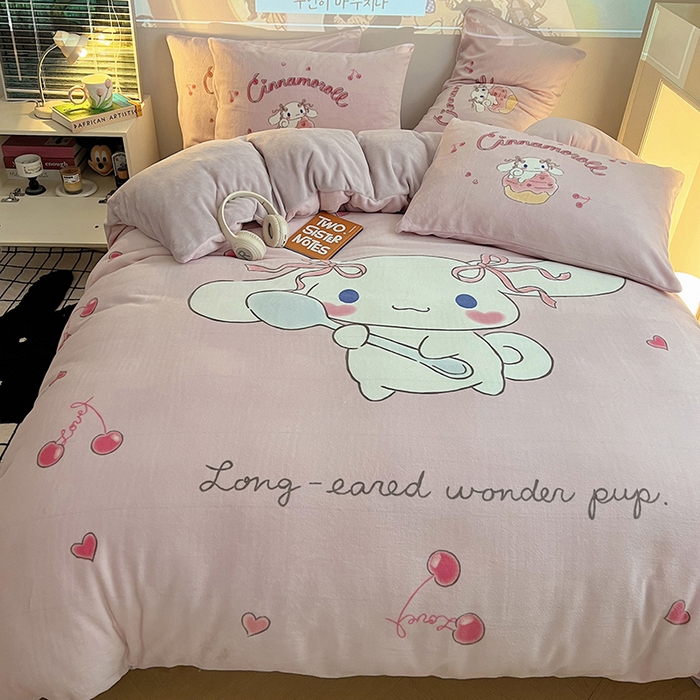 91家纺网 家纺一手货源 找家纺 三朵家纺 2025新款数码大版牛奶绒印花三丽鸥系列四件套 萌萌玉桂狗