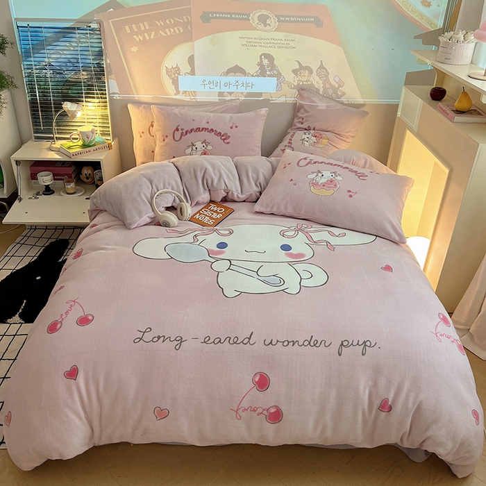 91家纺网 家纺一手货源 找家纺 三朵家纺 2025新款数码大版牛奶绒印花三丽鸥系列四件套 萌萌玉桂狗