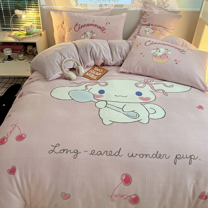 91家纺网 家纺一手货源 找家纺 三朵家纺 2025新款数码大版牛奶绒印花三丽鸥系列四件套 萌萌玉桂狗