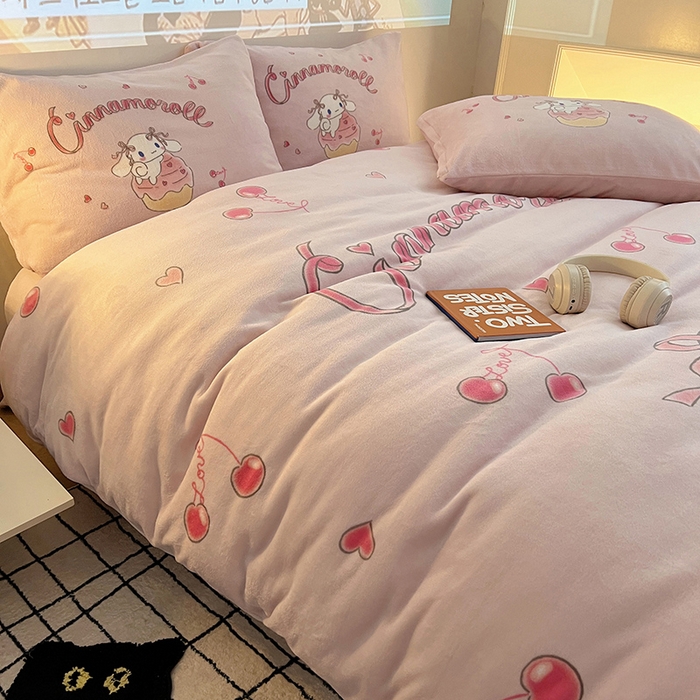 91家纺网 家纺一手货源 找家纺 三朵家纺 2025新款数码大版牛奶绒印花三丽鸥系列四件套 萌萌玉桂狗