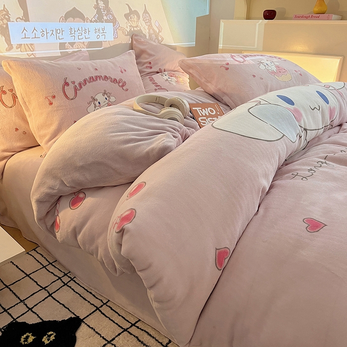 91家纺网 家纺一手货源 找家纺 三朵家纺 2025新款数码大版牛奶绒印花三丽鸥系列四件套 萌萌玉桂狗