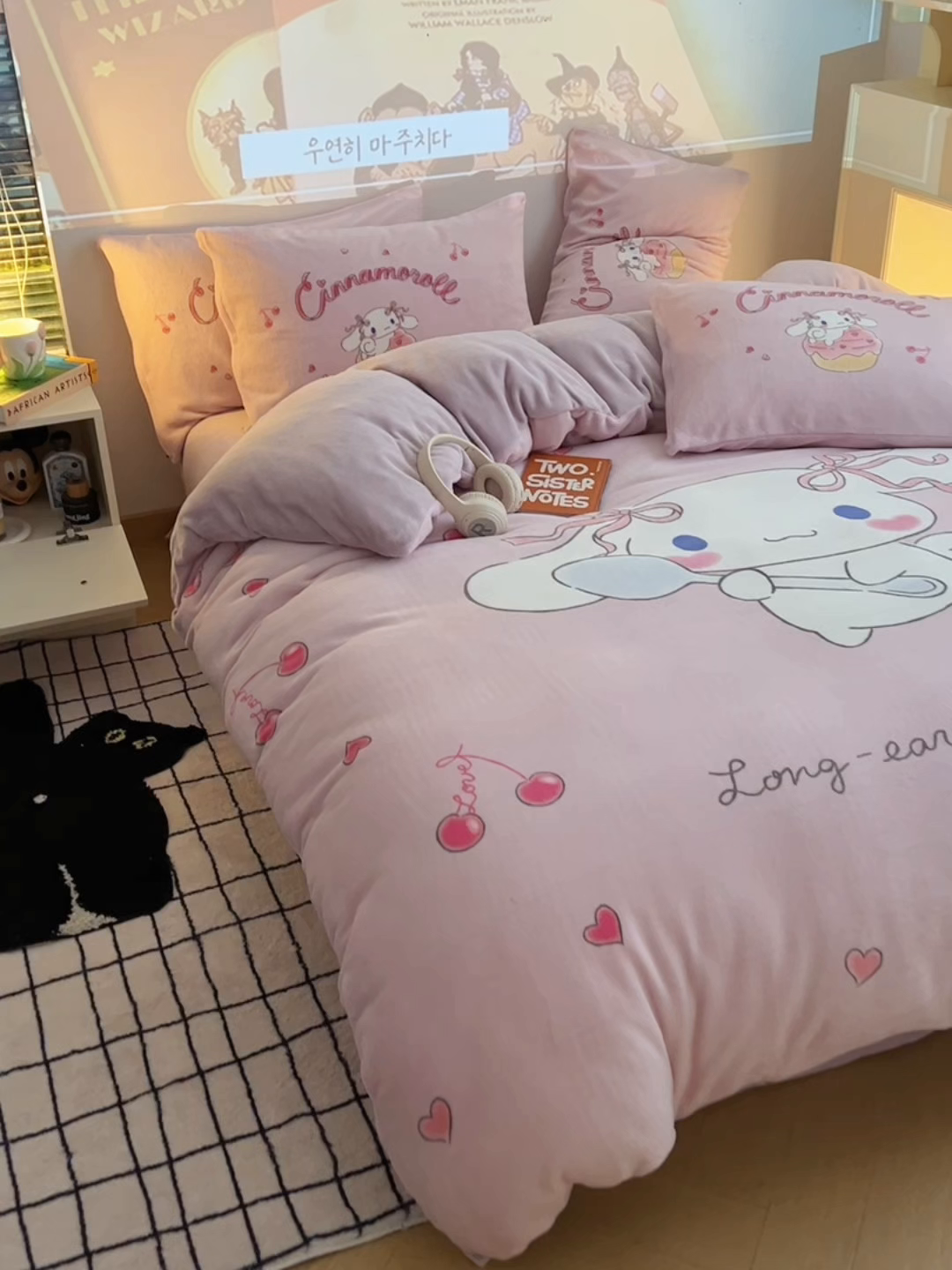 91家纺网 家纺一手货源 找家纺 三朵家纺 2025新款数码大版牛奶绒印花三丽鸥系列四件套 萌萌玉桂狗