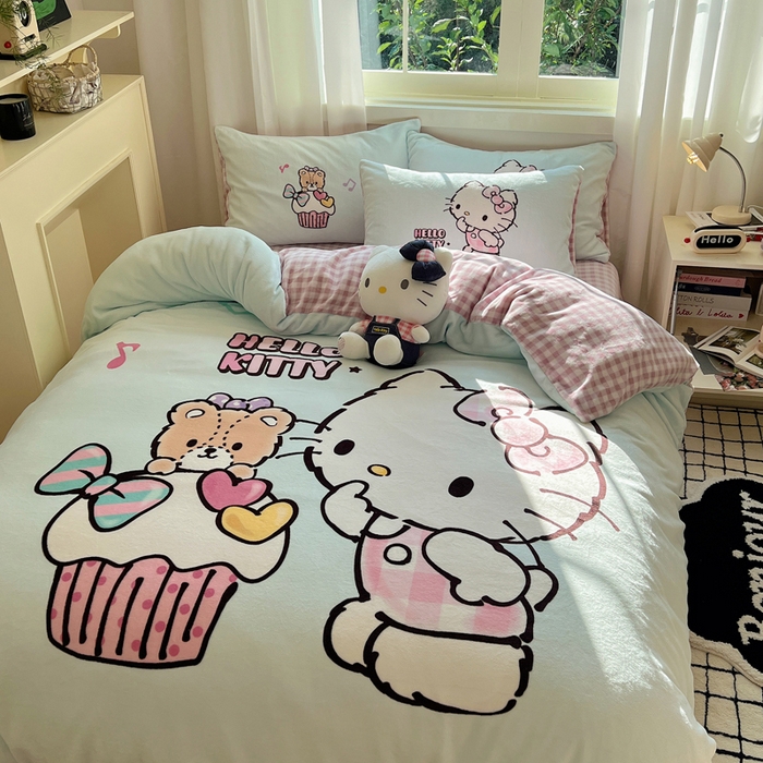 91家纺网 家纺一手货源 找家纺 三朵家纺 2025新款数码大版牛奶绒印花三丽鸥系列四件套 奶油KT