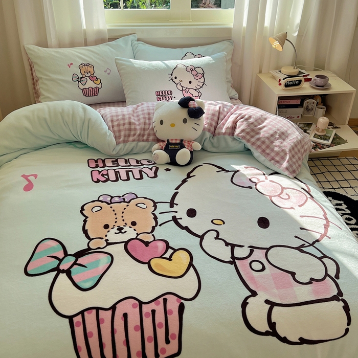 91家纺网 家纺一手货源 找家纺 三朵家纺 2025新款数码大版牛奶绒印花三丽鸥系列四件套 奶油KT